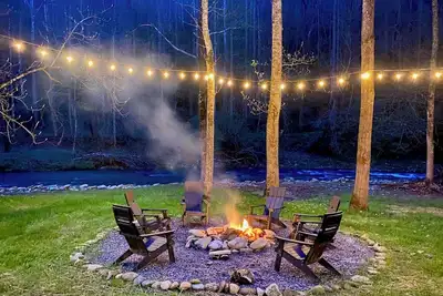 Image de Brand New Upscale Waterfront Log Cabin With Hot Tub! 200 Ft of Creek Frontage!