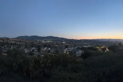Image de 3-bd pet friendly in AwesomeTown with view. Six Flags, Castaic Lake
