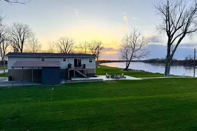 Image de Relaxing Riverfront 2 Bedroom 1 Bathroom Cabin