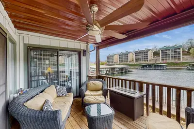Image de Lake side condo near swim area w/hot tub, shared in/outdoor pools, pet-friendly