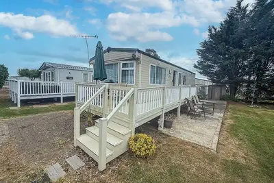Image de Caravan with decking & free WiFi at Steeple Bay ref 36051d