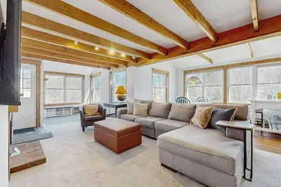 Image de Convenient village condo w/ mountain views, close to Okemo, partial a/c, w/d