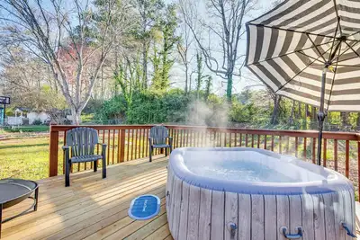 Image de 18 Mi to Downtown Atlanta: Quiet Home w\/ Fire Pit