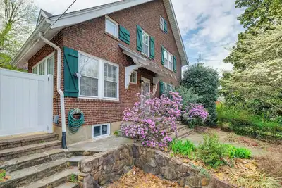Image de 1 Mi to Dtwn Roanoke: Home w/ Yard & Mtn View!