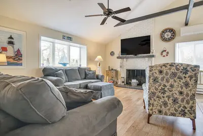 Image de Near Beaches & Trails: Home in East Falmouth