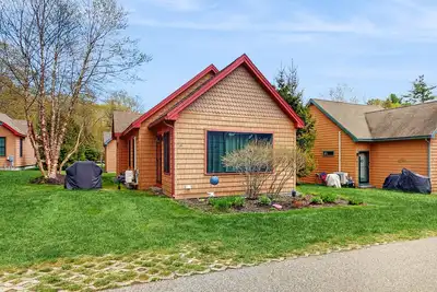 Image de Charming Cottage with a Game Room, Pool, and Coastal Attractions Nearby