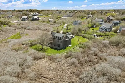 Image de Bucolic charming 4-bedroom. Great location, short drive to Town and beaches.