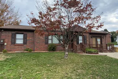 Image de Newly renovated 3-bedroom house in Marion with pool, private fenced in backyard