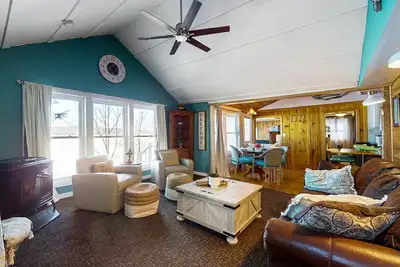 Image de Waterfront retreat with stunning views, dock access and washer\/dryer