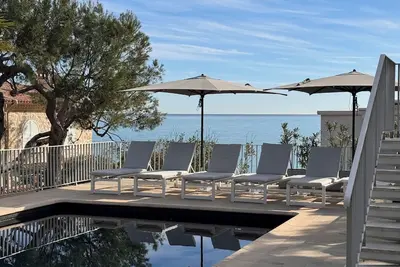 Image de Villa contemporaine pied dans l'eau baie de la Garoupe proche Eden Roc