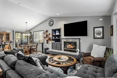 Image de New Luxury 3br Sunriver Home - Fast Wifi, Hot Tub, Sharc - Pets & Kids Welcome!
