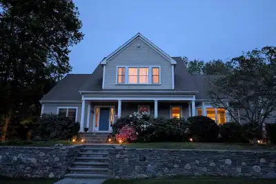 Image de Spacious 5-Bedroom Private Retreat! ! ! Private setting close to beaches & Newport