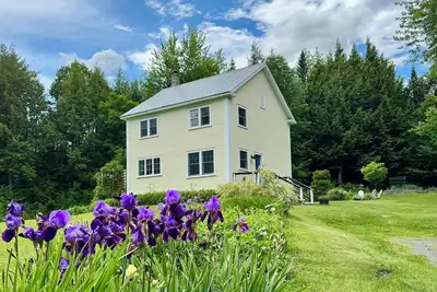 Image de Charming 2-bedroom house 15 minutes to Stowe/biking/skiing/hiking