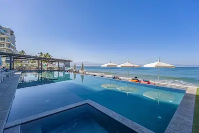 Image de Brand New 3 Br Condo in Udara - Beach - 2 Infinity pools - Spa
