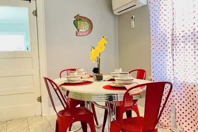 Image de Cozy Retro Retreat in Honor Heights