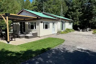 Image de 3 Bedroom Cottage Sauble Beach - easy walk to downtown and beach (< 5 minutes)