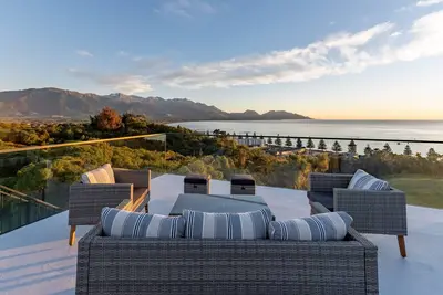 Image de Sleek | Elevated Views | Hidden