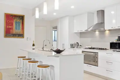 Image de Stylish Home in Wannanup – Close to Estuary & Beach - Midday Check Out