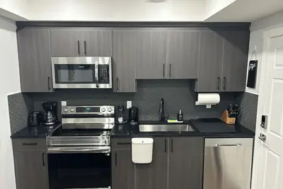 Image de Charming 1-Bedroom Basement Walkout Suite with a Gym and Office.