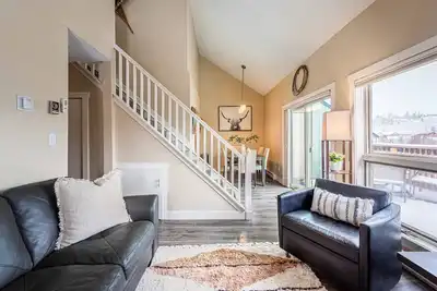 Image de Riverfront Family-Friendly 4br, Walkable, King Bed, Peak Fall Leaves