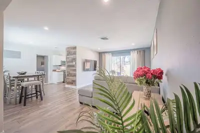 Image de Sunshine Haven. Conveniently located in the <3 of Pinellas County