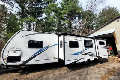 Image de Escape to our cozy little hideaway in the heart of Rockford, Michigan