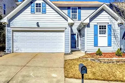 Image de Flawless 3-bedroom house in the prestigious neighborhood of Avondale Estates.
