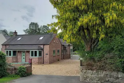 Image de Canal-side 5-Bed Cottage - Sleeps 10, Pet Friendly