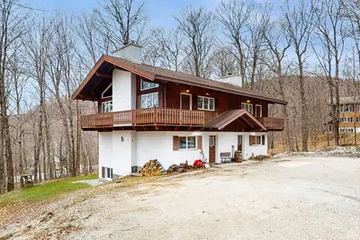 Image de Cozy 1970's retro ski duplex w/ mountain views, balcony, Tv, wifi, w/d, kitchen