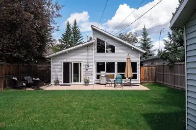 Image de The Beachside Bungalow ོ 3 Bedroom Cottage just steps from the shores of Sylvan!
