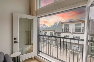 Image de Mountain View Condo in Harvie Height