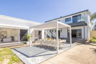 Image de Robinson Retreat with Beach Bungalow, 3 Robinson St - air con, 2 kitchens, 6 bedrooms, 4 bathrooms