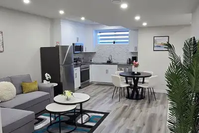 Image de Legal One Bedroom Basement Suite with a Seperate Entrance and Full Kitchen