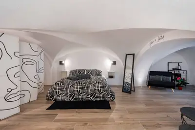 Image de Charming and quiet 40 sqm room in the heart of Bari, able to accommodate up to 3 people. Located on the first floor of an elegant building (access via stairs), the room is furnished with taste and attention to detail, creating a charming atmosphere. The