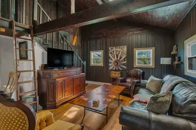 Image de River Lodge Getaway • Where Rustic Meets Music City