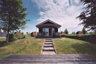 Image de Belle maison avec véranda et jetée