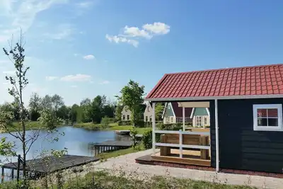 Image de Chalets avec une salle de bain, près d'un étang