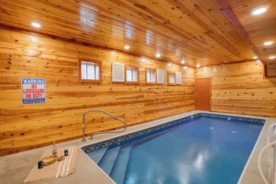 Image de Sleeps 28 | Indoor Pool, Theater, Game Room, Hot Tub, Views | Marco Polo Lodge