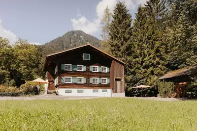 Image de Une oasis de verdure avec vue majestueuse sur la montagne