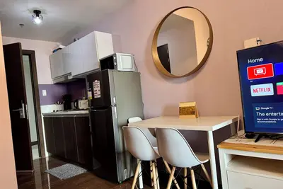 Chic 1-bedroom Air residence with Ac, 300 WiFi in vibrant Makati Swim Gym Park