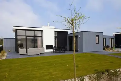 Image de Chalet avec cheminée décorative près d'une plage