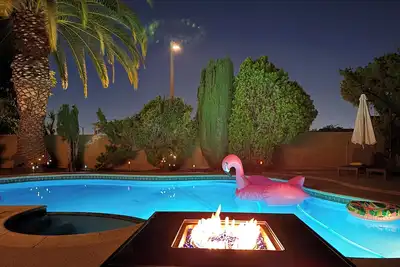 Image de Entire 4 Lg Queen Bed with large Pool, patio, Bbq, Firepit good for Summer! !