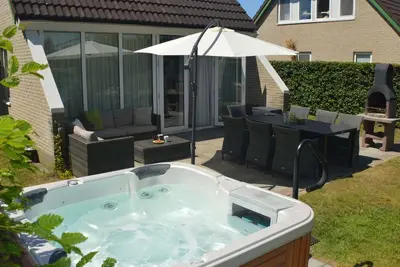 Image de Maison avec sauna, spa extérieur et pédalo