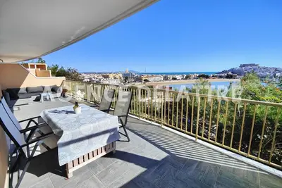 Image de Appartement à 100m du centre ville, vue face au château et à la mer, Parking privé.