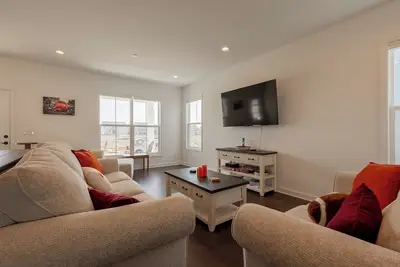 Image de Modern 3br townhome w\/ stylish decor, balcony, laundry, & workspace near Vt & downtown.