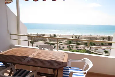 Image de Appartement face mer dans une résidence avec des commerces, 1 chambre, piscine, ascenseur.