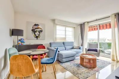 Image de T2 moderne avec balcon vue sur la ville à Haut Nice