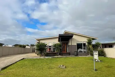 Image de Jestalong House- Pet Friendly Outside - 4 De Guichen Dr