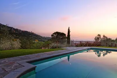 Image de A stylish Tuscan cottage for four people with stunning views over the valley and Cortona