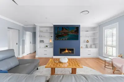 Image de Lovely Laffing Waters - Modern + Peaceful with Gym